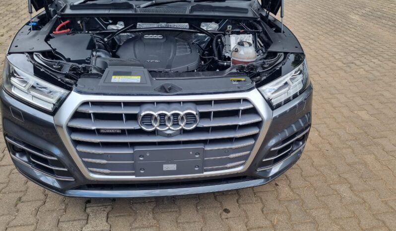 
								Audi Q5 2018 Gray full									