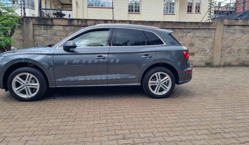 
								Audi Q5 2018 Gray full									