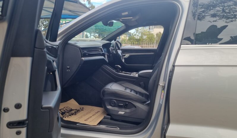 
								VolkswagenTouareg 2018 R-Line full									